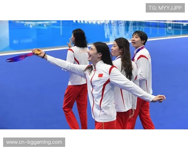 颁奖仪式庄重热烈,获奖运动员与观众热情互动